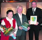 Brgermeister Enno Ihnen (von rechts) berreichte Wilhelm </b>Windt</b> die Auszeichnung. Ehefrau Clara erhielt einen Blumenstrau. 